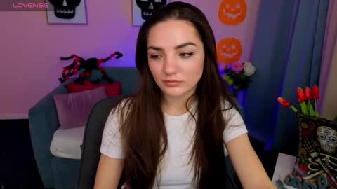 Ella online show from October 31, 2:39 pm