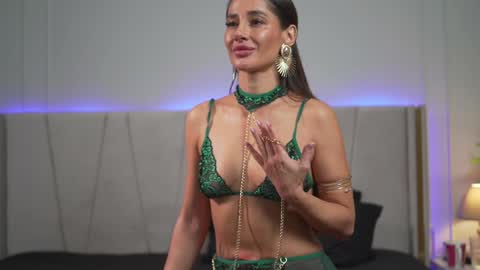 Miryam online show from December 3, 6:55 pm