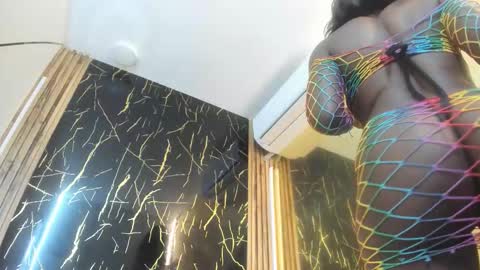 nahomy_smith23_aws online show from October 7, 10:17 pm