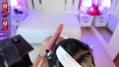 Nahomy Roberts online show from October 10, 12:44 pm