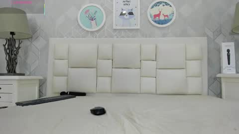 naia_cox online show from November 11, 6:04 am