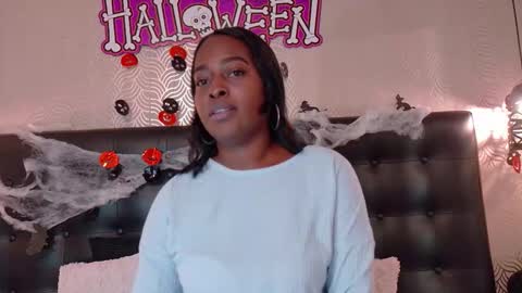 naiaramasson_ online show from October 20, 12:10 pm