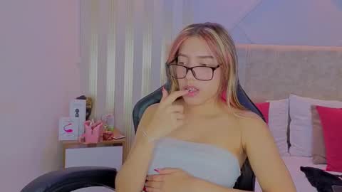 nami_sweet_ online show from September 25, 3:24 am