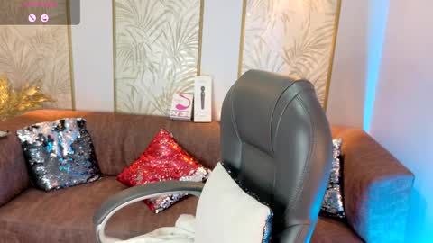 nanasofia_ online show from May 9, 11:27 am