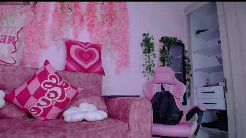 naomi_femme online show from May 19, 10:55 am