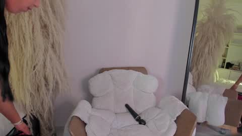 Naomi  online show from January 5, 2:52 pm