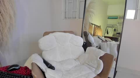 Naomi  online show from January 15, 2:06 am