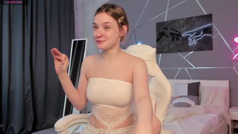naomi_reiss online show from July 9, 5:44 am