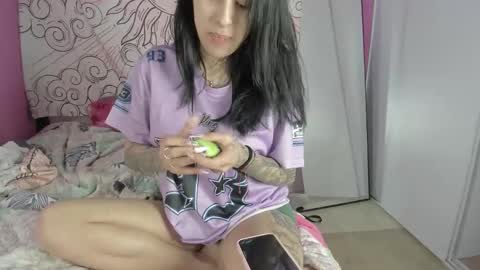 Snapshot of naomi_vallesteros chatting on September 17, 2:04 am my main account is missnickeloo online show from September 17, 2:04 am