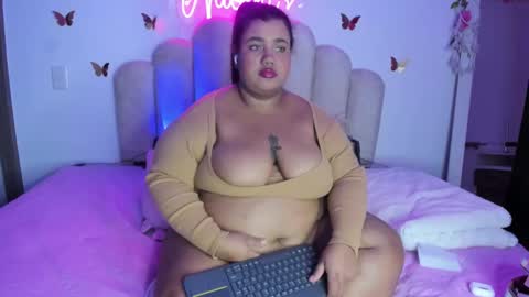 Snapshot of naomiasha_ chatting on September 9, 1:05 am online show from September 9, 1:05 am