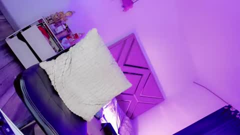 naomisaenz01 online show from July 26, 8:45 am