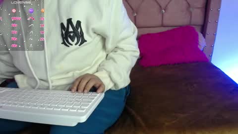 nat_evans8 online show from May 20, 3:25 am