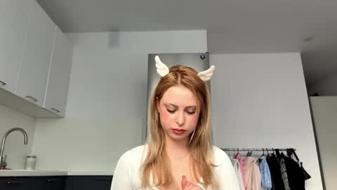 Mia online show from May 7, 2:13 pm