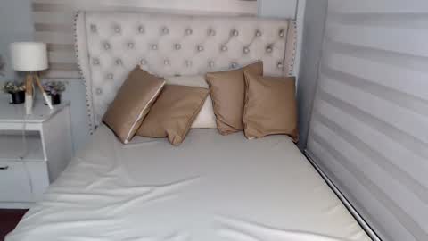 naughty_ashleyxx online show from April 18, 11:45 am