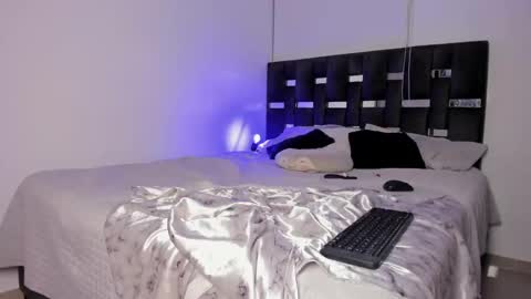 LANAindependent model online show from October 6, 6:20 am