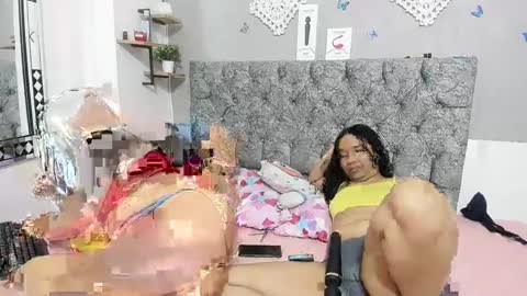nay_and_aleja online show from December 5, 5:21 am