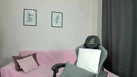 Snapshot of new_boobs chatting on February 26, 4:19 am Maria 3 online show from February 26, 4:19 am