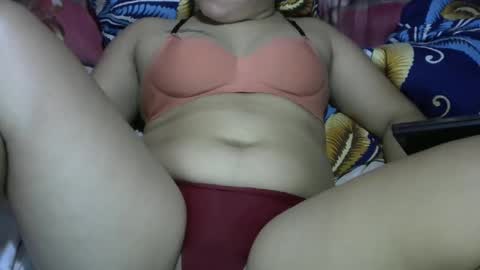 Snapshot of new_lady24 chatting on February 5, 12:31 am new_lady24 online show from February 5, 12:31 am