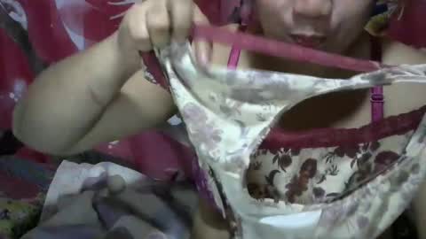 Snapshot of new_lady24 chatting on February 4, 12:51 am new_lady24 online show from February 4, 12:51 am