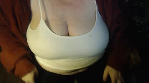 Snapshot of new_milf chatting on February 7, 4:46 pm Lilly online show from February 7, 4:46 pm