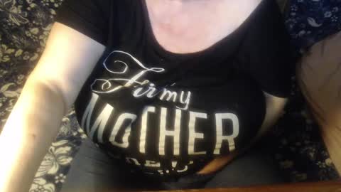 Snapshot of new_milf chatting on January 31, 6:25 pm Lilly online show from January 31, 6:25 pm
