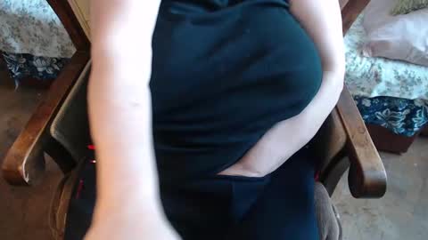 Snapshot of new_milf chatting on February 26, 11:00 am Lilly online show from February 26, 11:00 am