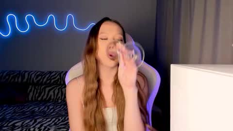 Mina online show from October 10, 2:01 pm