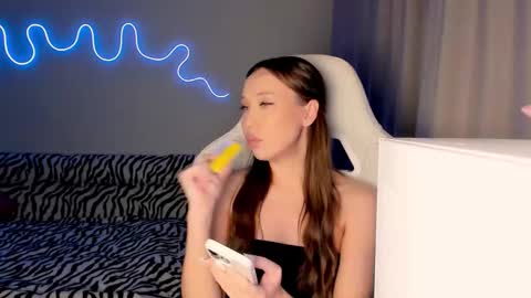 Mina online show from November 4, 1:12 pm