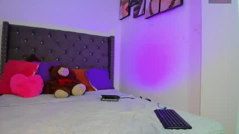 Nia online show from April 15, 9:59 pm