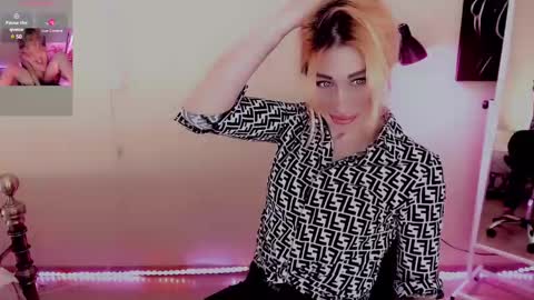 Snapshot of nicole_g0ld_ chatting on February 22, 11:03 pm Nicole online show from February 22, 11:03 pm