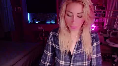 Snapshot of nicole_g0ld_ chatting on September 19, 1:21 am Nicole online show from September 19, 1:21 am