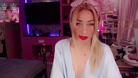 Snapshot of nicole_g0ld_ chatting on September 21, 6:34 pm Nicole online show from September 21, 6:34 pm