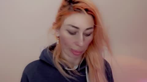 Snapshot of nicole_g0ld_ chatting on January 6, 9:19 am Nicole online show from January 6, 9:19 am