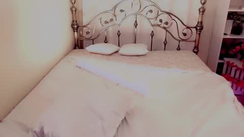 Snapshot of nicole_g0ld_ chatting on March 1, 7:30 am Nicole online show from March 1, 7:30 am