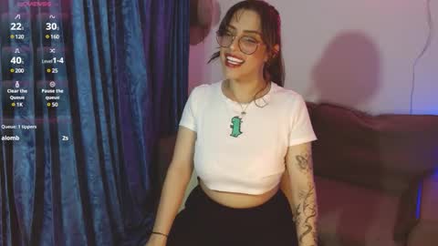 Snapshot of nicole_white_11 chatting on December 1, 11:18 pm Nicole White online show from December 1, 11:18 pm