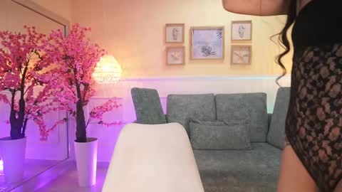 Nicole Crawft online show from November 5, 8:00 pm