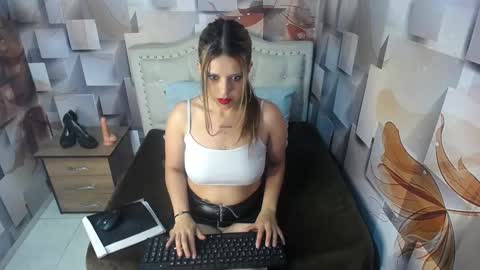 nicolee millerr online show from February 4, 12:11 pm