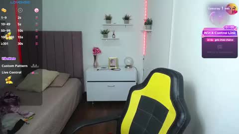 Snapshot of niina_lovee_ chatting on February 13, 6:05 pm online show from February 13, 6:05 pm