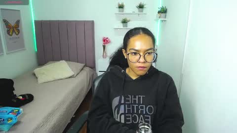 Snapshot of niina_lovee_ chatting on March 12, 4:24 pm online show from March 12, 4:24 pm