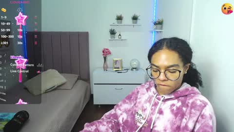Snapshot of niina_lovee_ chatting on December 23, 2:28 pm online show from December 23, 2:28 pm