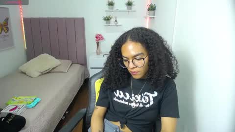 Snapshot of niina_lovee_ chatting on February 21, 7:21 pm online show from February 21, 7:21 pm