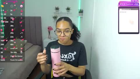 Snapshot of niina_lovee_ chatting on February 15, 5:28 pm online show from February 15, 5:28 pm