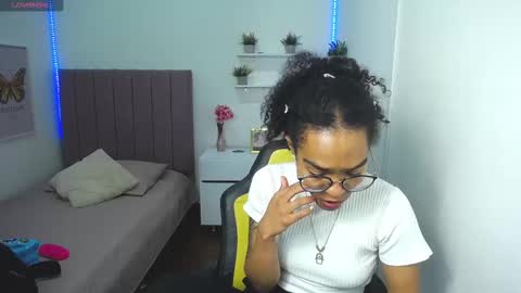 Snapshot of niina_lovee_ chatting on March 7, 1:51 pm online show from March 7, 1:51 pm