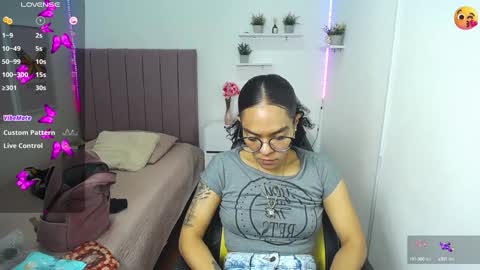 Snapshot of niina_lovee_ chatting on December 12, 5:59 pm online show from December 12, 5:59 pm