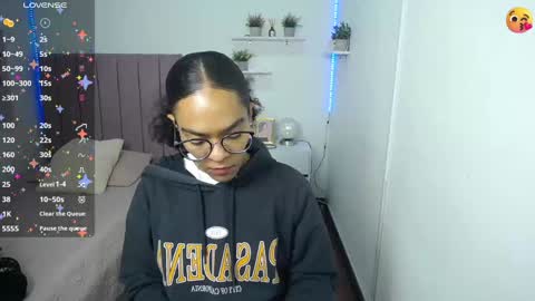 Snapshot of niina_lovee_ chatting on January 8, 1:52 pm online show from January 8, 1:52 pm