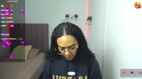 Snapshot of niina_lovee_ chatting on December 27, 1:50 pm online show from December 27, 1:50 pm