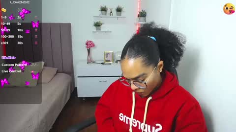 Snapshot of niina_lovee_ chatting on January 9, 5:43 pm online show from January 9, 5:43 pm