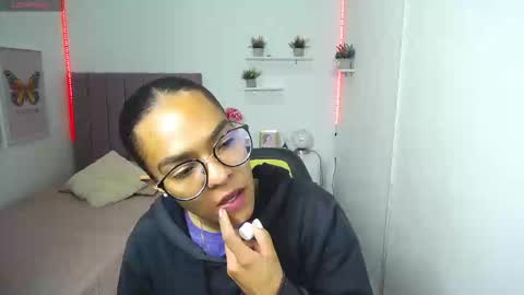 Snapshot of niina_lovee_ chatting on February 28, 3:04 pm online show from February 28, 3:04 pm