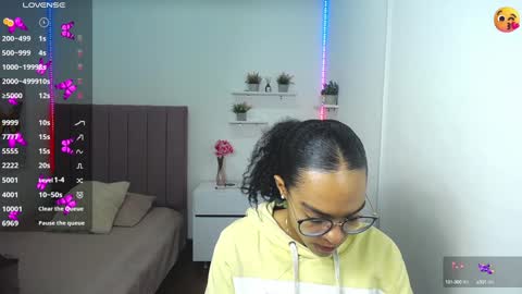 Snapshot of niina_lovee_ chatting on December 30, 1:36 pm online show from December 30, 1:36 pm