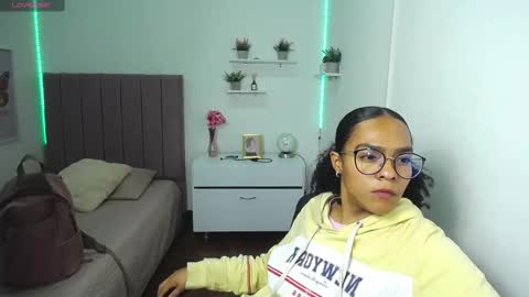 Snapshot of niina_lovee_ chatting on February 12, 3:05 pm online show from February 12, 3:05 pm